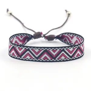 Détail du bracelet tissé violet à motif géométrique, nœud coulissant et perles en métal