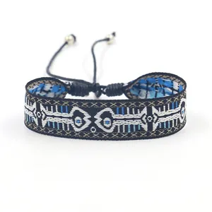 Gros plan du bracelet tissé ethnique géométrique avec cordon réglable et perles