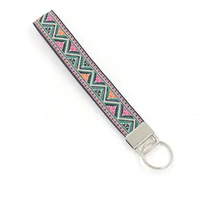 Portachiavi da polso etnico con motivi geometrici colorati e anello in argento