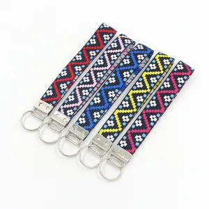 Set de 5 llaveros de muñeca étnicos con jacquard geométrico en colores vivos y metal