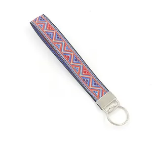 Portachiavi da polso in tessuto etnico con motivo jacquard geometrico e anello in metallo