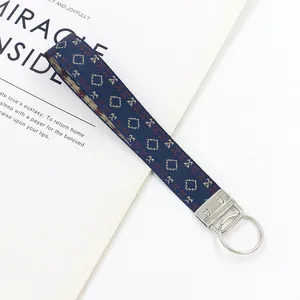 Detail eines ethnischen Schlüsselanhängers mit blauem Stickmuster und silbernem Metallring