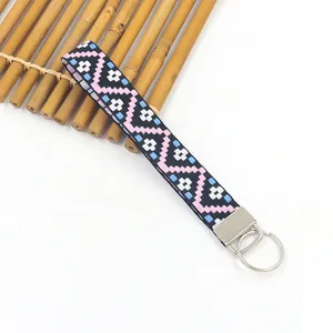 Detalle macro de la correa étnica de jacquard con llavero de metal plateado elegante