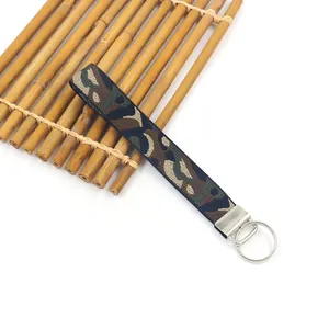 Dettaglio del cinturino mimetico militare con robusto anello in metallo argento su bambù