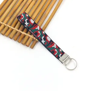 Dettaglio portachiavi in nylon mimetico con anello in metallo argento e trama intrecciata