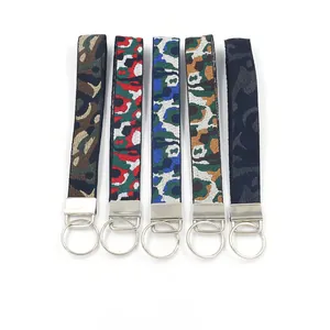 Cinque portachiavi in tessuto mimetico stile militare con anelli in metallo argento