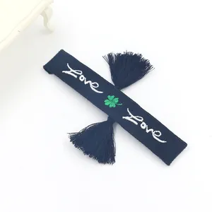 Bracciale intrecciato blu scuro con ricamo LOVE, quadrifoglio e nappe laterali