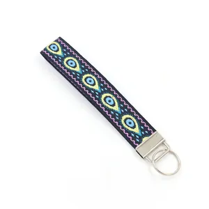 Détail de la broderie colorée sur la lanière de porte-clés noire avec anneau en argent