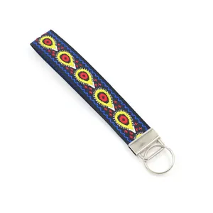 Détail du porte-clés brodé de style ethnique avec motif tribal et anneau métallique argenté