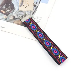 Vue détaillée du porte-clés brodé de style bohème avec motif d'œil coloré et tissage