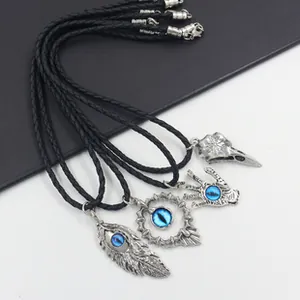 Set de pendentifs gothiques avec crâne d'oiseau et oeil turquoise sur cordons en cuir tressé