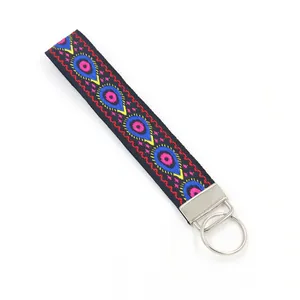 Détail du porte-clés brodé de style bohème avec des motifs colorés et anneau métal