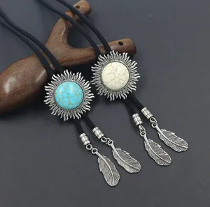 Set bolo tie vintage con ciondolo a sole in turchese e punte di piume su cordino nero
