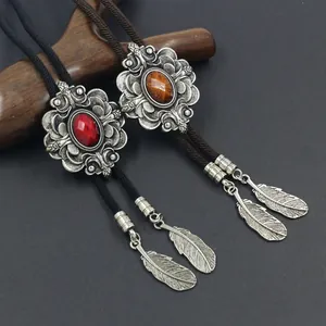 Cravatta bolo vintage in stile western con motivi traforati e pietre preziose ovali