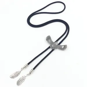 Western-Bolo-Tie mit Adler-Anhänger, schwarzer Flechtkordel und silbernen Feder-Endstücken