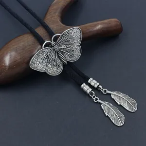 Cravatta bolo vintage con ciondolo a farfalla in argento antico su cordino in cuoio nero
