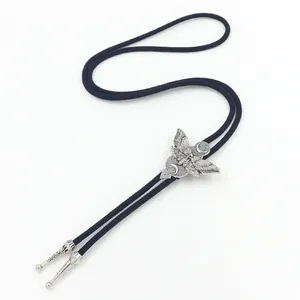 Gothic-Bolo-Tie mit silbernem Motten-Anhänger und Totenkopf auf schwarzer Kordel