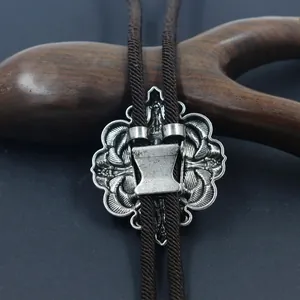 Vintage bolo-tie met versierde zilveren gesp en bruine gevlochten leren koord