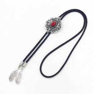 Detail einer Vintage-Bolo-Krawatte mit rotem Edelstein und gravierten Blumenmustern