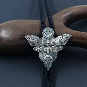 Vintage Silber Motte Schädel Bolo Tie mit geflochtener Kordel auf Holzständer