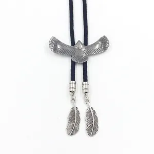 Makro-Detail des Vintage-Adler-Bolo-Tie-Anhängers mit feiner Federschnitzerei und Webkordel