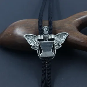 Vintage Silbermotte Bolo-Krawatte mit gravierten Flügeln und verstellbarem Clip am Seil