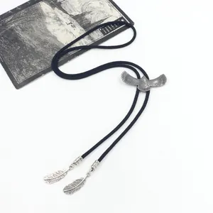 Nahaufnahme der Vintage Bolo Tie mit Adler-Anhänger und geflochtener Kordel für Herren
