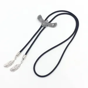 Vintage Western Bolo-Krawatte mit Adler-Anhänger und Federspitzen an schwarzer Kordel