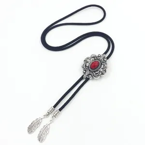 Vintage-Bolo-Krawatte in Silber mit rotem Edelstein und Blumenmuster auf schwarzer Kordel
