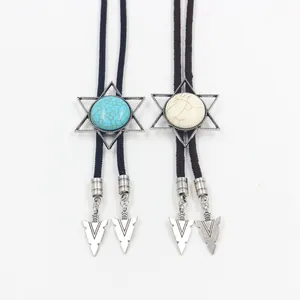 Vue détaillée de cravates bolo hexagramme vintage avec pierres bleues et blanches