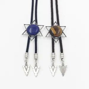 Détail de cravates bolo vintage avec pendentifs hexagrammes et pierres lapis ou œil de tigre