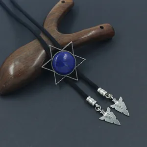 Détail de la cravate bolo vintage avec pierre bleue et pendentif hexagramme