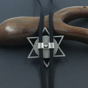Bolo tie vintage hexagramme argenté avec cordon tressé noir et clip réglable au dos