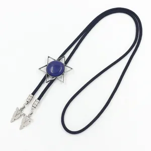 Détail d'une cravate bolo vintage avec un hexagramme argenté et une pierre bleue