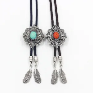 Detail van vintage Bolo-dassen met turkoois, rode stenen en zilveren veren hangers