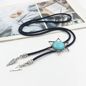 Détail de cravate bolo vintage avec étoile hexagramme, turquoise et cordon noir tressé