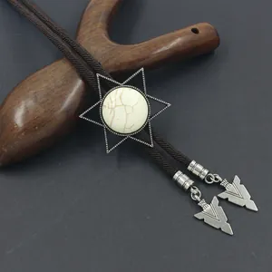 Détail d'une cravate bolo avec étoile hexagramme argentée et pierre turquoise