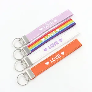 Detalle de cordones bordados LOVE de colores con cierres y anillas de metal plateado