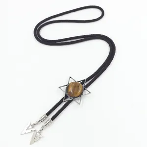 Détail d'une cravate Bolo avec pendentif hexagramme, pierre oeil de tigre et cordon noir