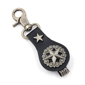 Vintage Punk Leder Schlüsselanhänger mit Bronze Sternen und drei Metall Schlüsselringen