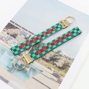 Porte-clés tissé à damier vert avec broderie Merry Christmas rouge et anneau doré