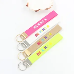 Llaveros bordados 'BE KIND' estilo étnico en rosa, blanco, caqui y verde neón