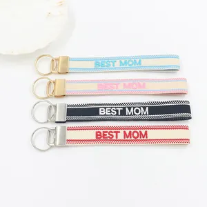 Λεπτομέρεια από τέσσερα υφαντά μπρελόκ BEST MOM με μεταλλικά κουμπώματα και ριγέ σχέδια