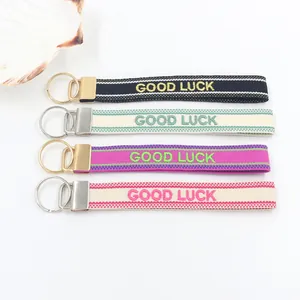 Detail von bunten GOOD LUCK Stickerei-Handschlaufen mit stabilen Metall-Schlüsselringen