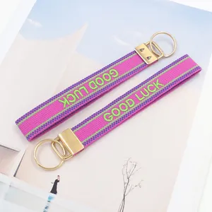 Set aus rosa-lila GOOD LUCK Stickerei-Schlüsselanhängern mit goldenem Metallverschluss