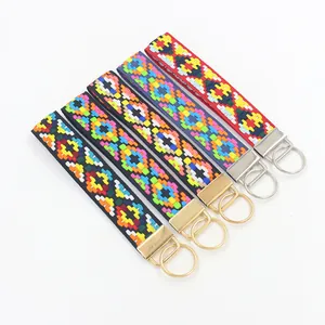 Porte-clés Ethnique Brodé de Fleurs Géométriques Lanière Boho Tissage en Polyester Pendentif de Sac Bracelet Décoratif