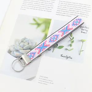 Cinturino etnico con motivi geometrici rosa, trama jacquard e chiusura in metallo argento