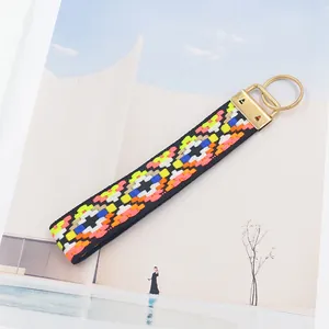 Détail du porte-clés brodé de style ethnique avec fermoir en métal doré brillant