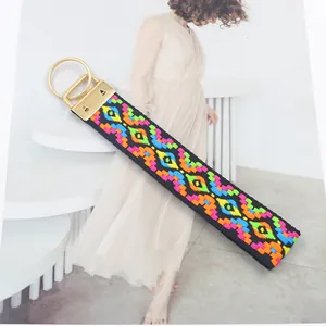 Böhmisches geflochtenes Schlüsselanhänger-Armband mit buntem geometrischem Muster