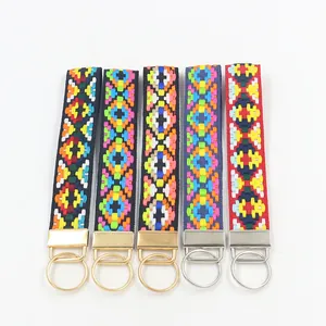 Porte-clés ethniques brodés avec motifs de fleurs géométriques et fermoirs en métal coloré